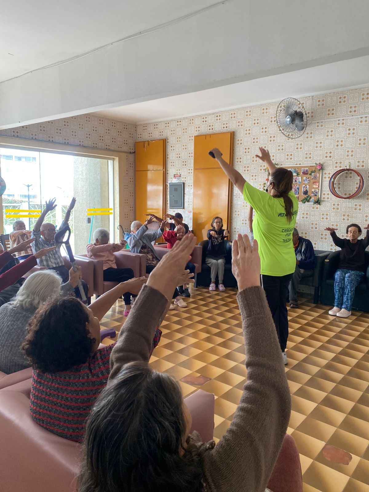 Atividade em grupo com participação dos residentes.
