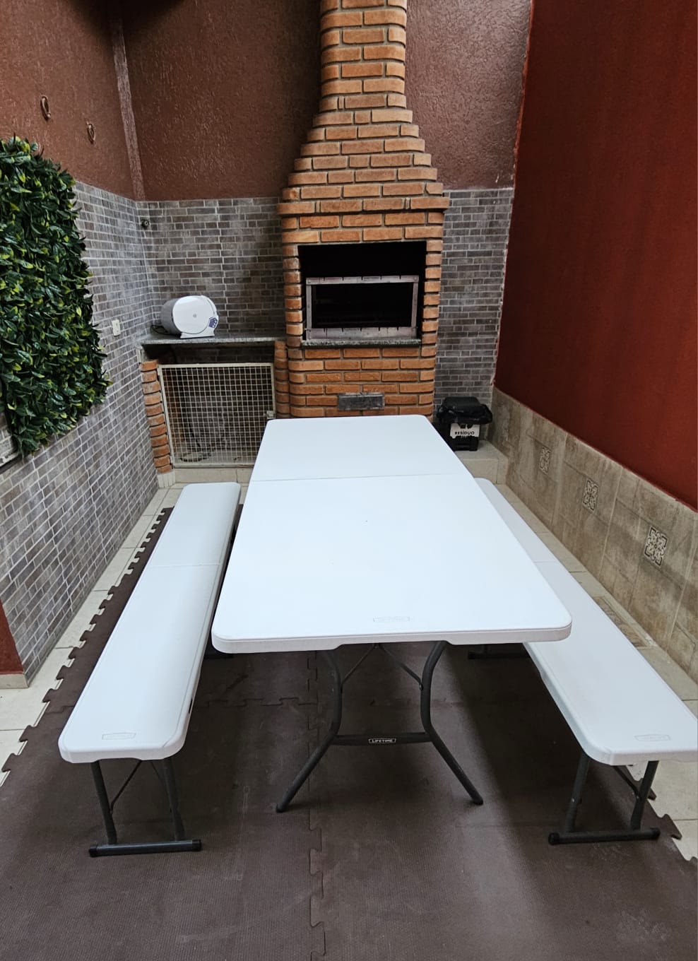 Área externa com bancada e apoio para uso coletivo.