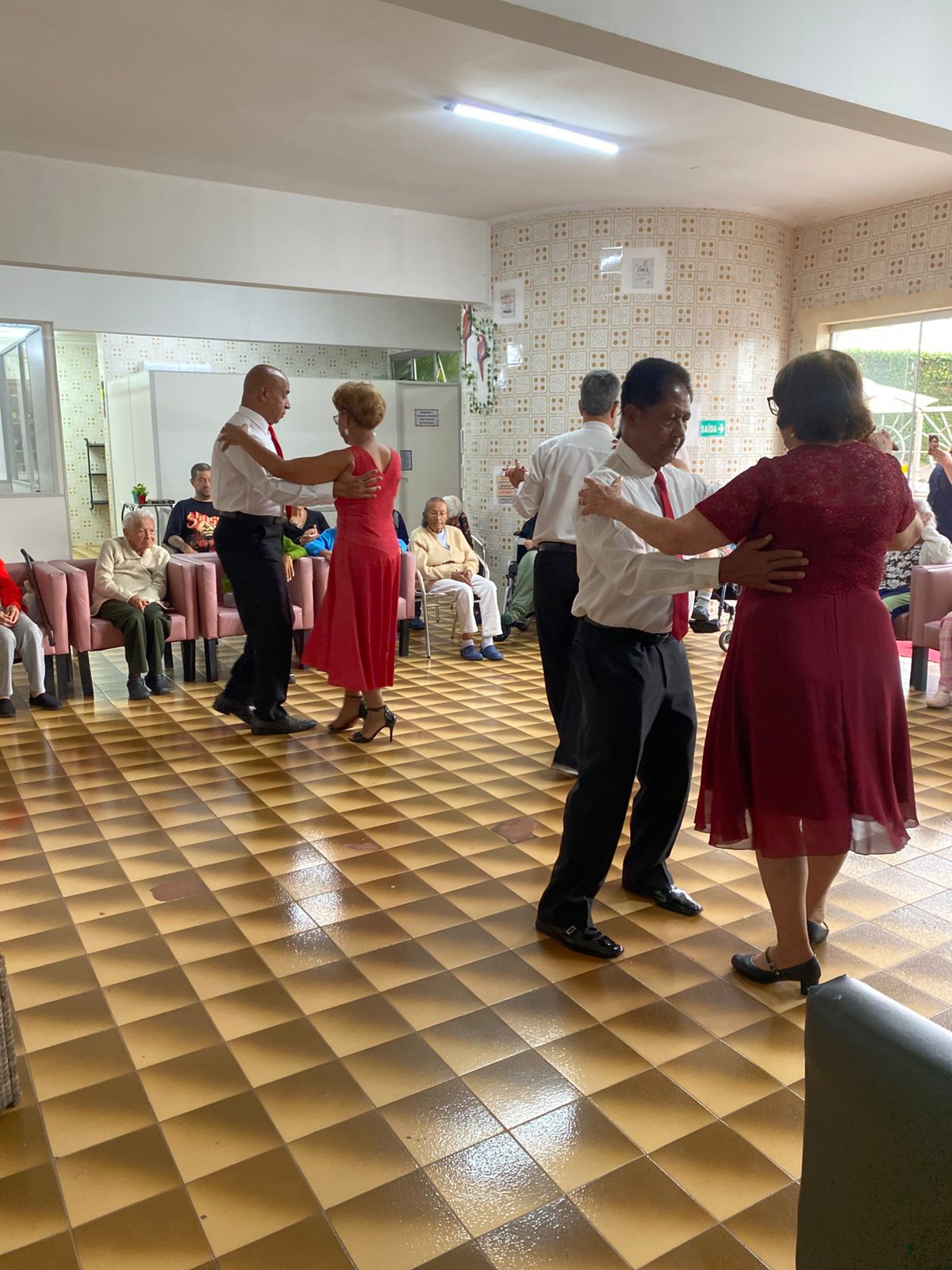Outro momento de dança com participação dos moradores.