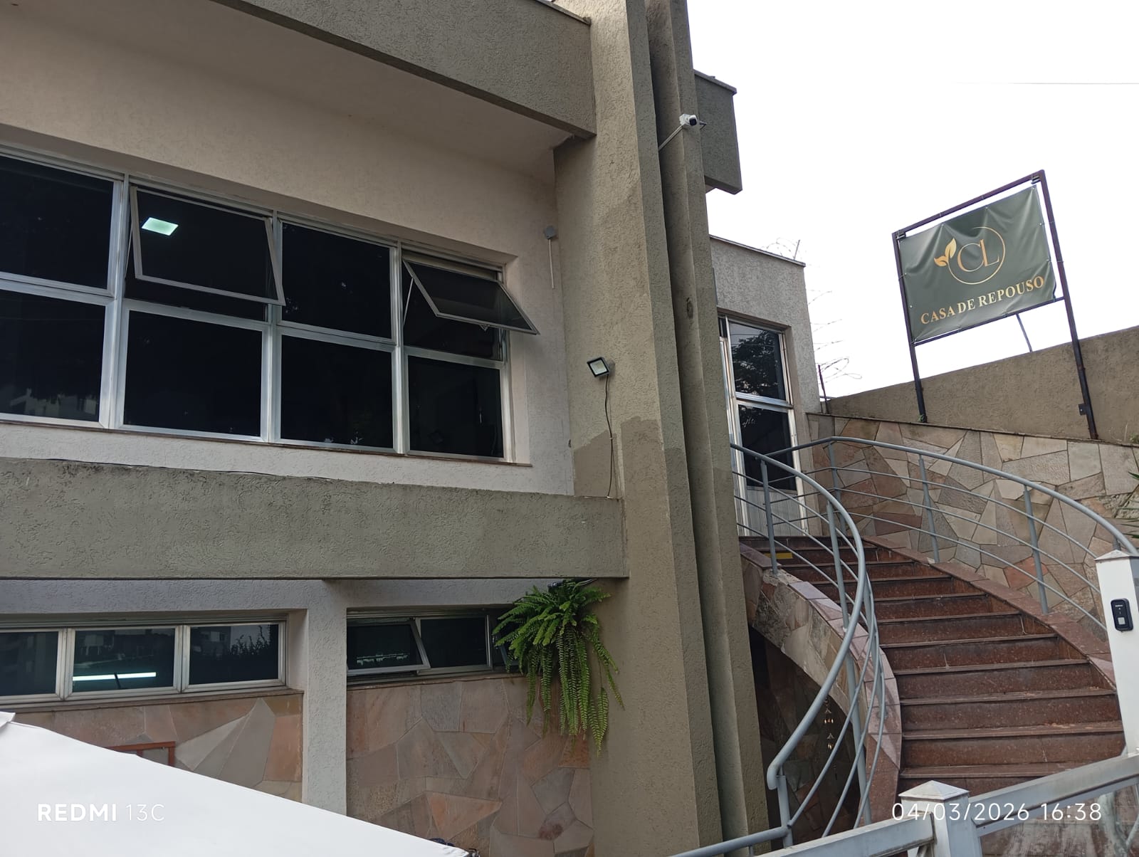 Escada externa com vista para o jardim.