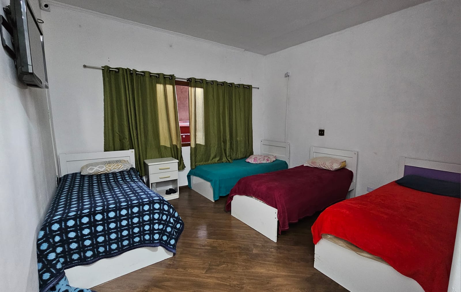 Outro quarto com disposição para repouso.