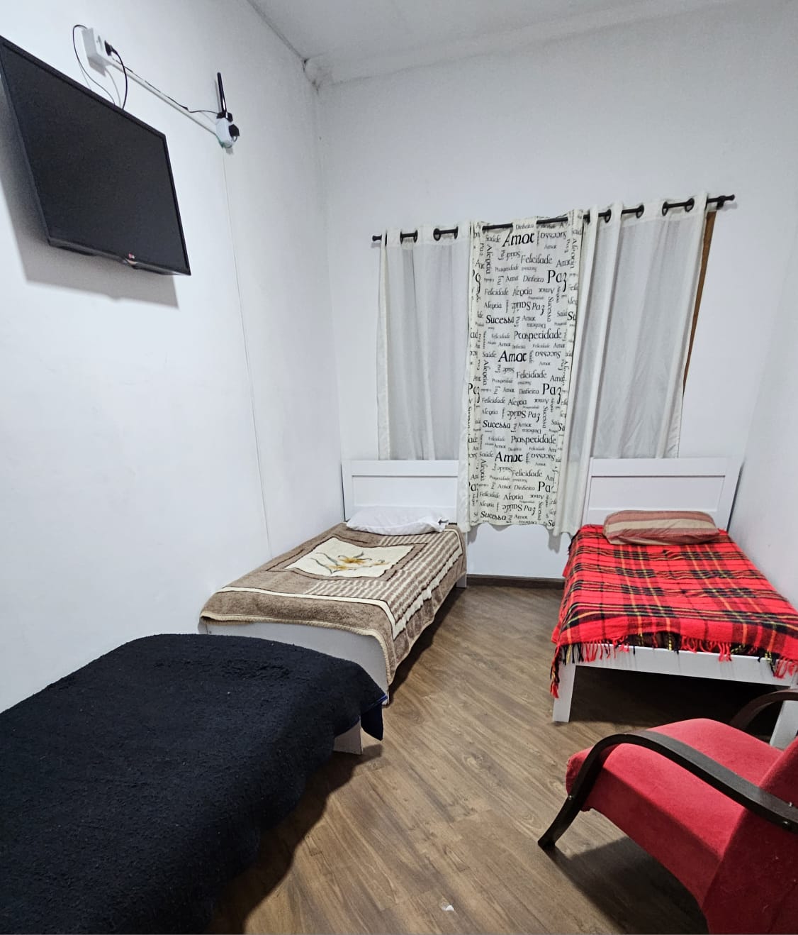 Ambiente de descanso com mobiliário funcional.